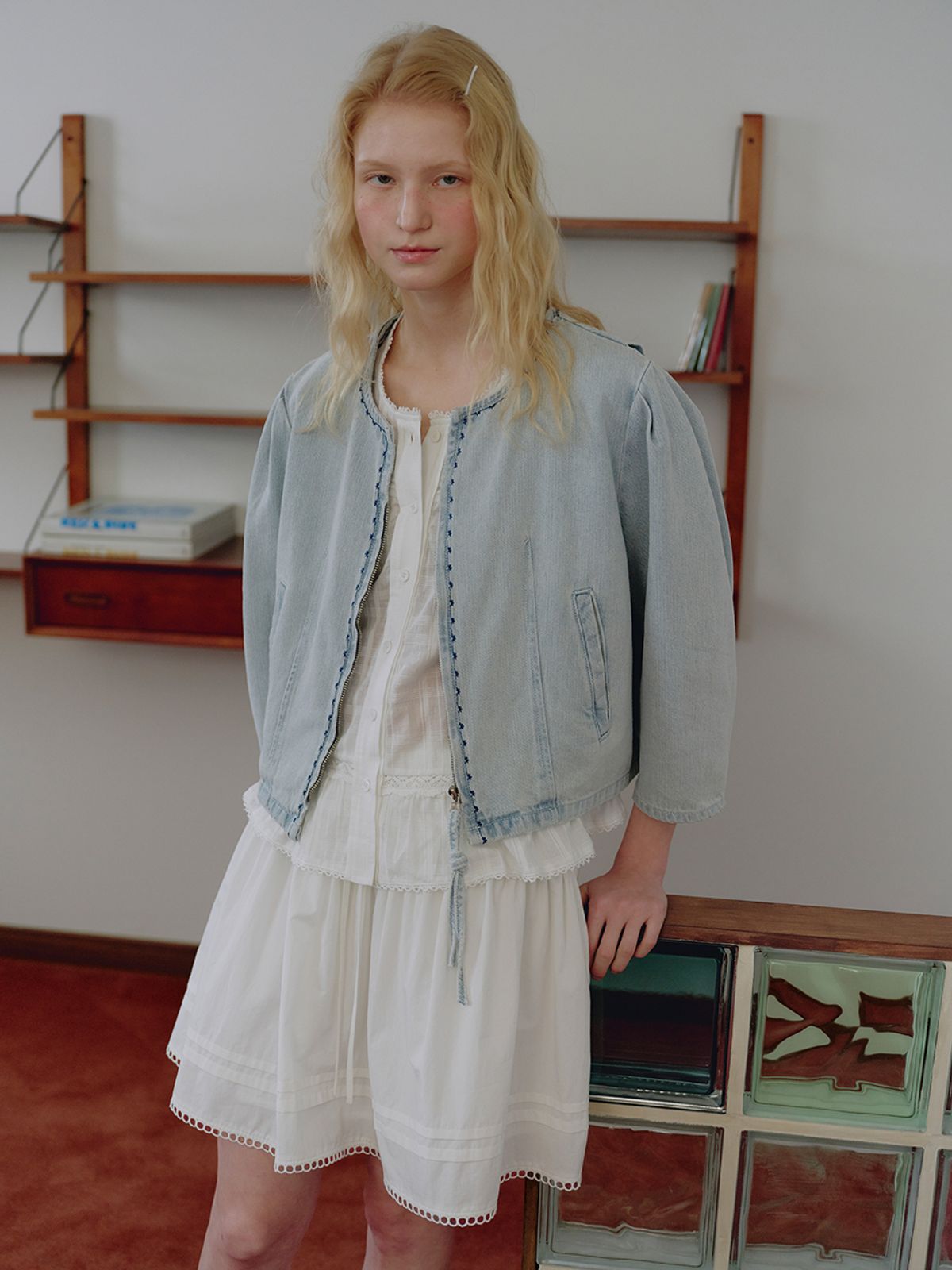 뮈뮈에르(MUEMUER) Volume Sleeve Embroidered Denim Jacket MU2634JK307M