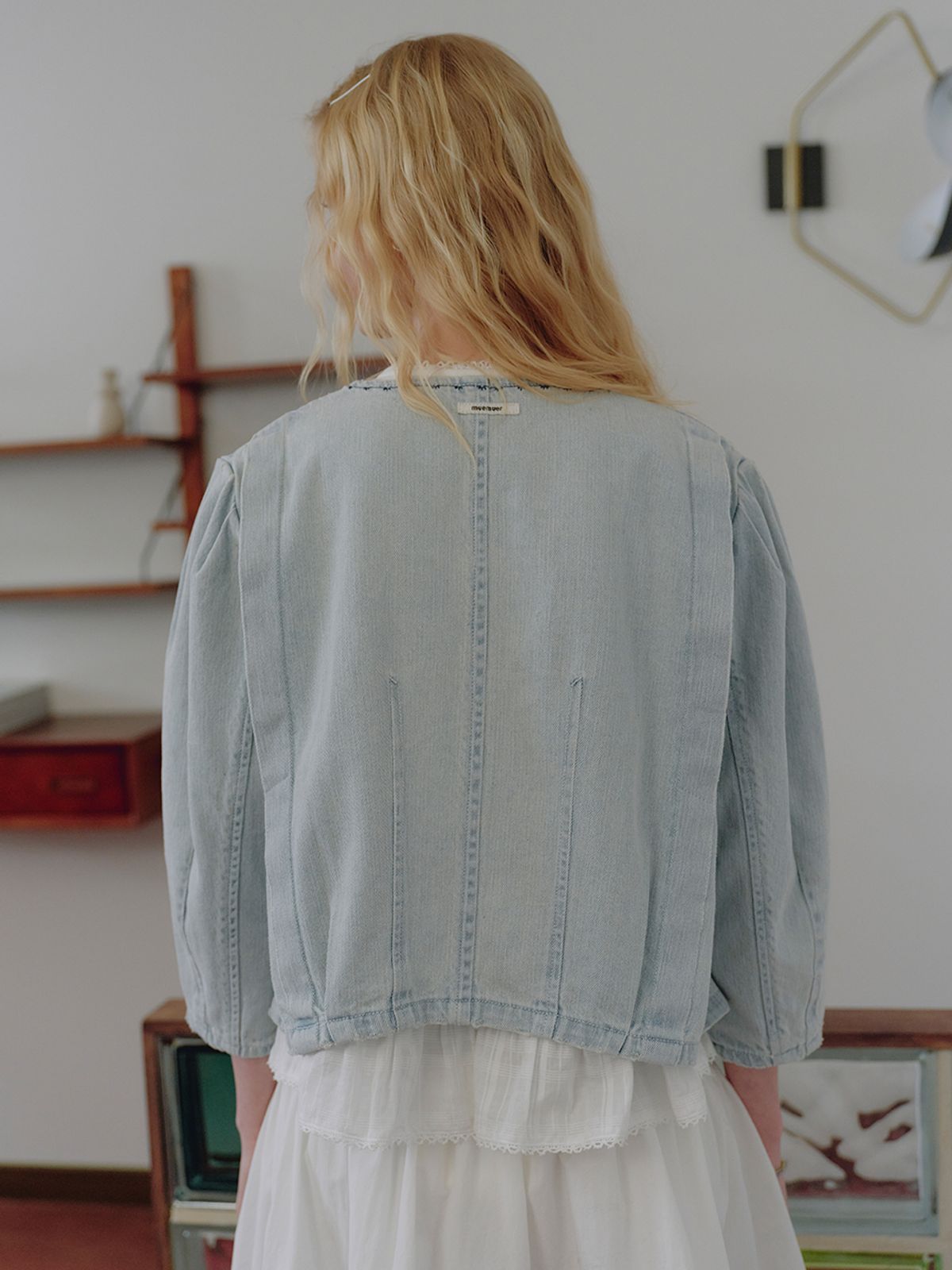 뮈뮈에르(MUEMUER) Volume Sleeve Embroidered Denim Jacket MU2634JK307M