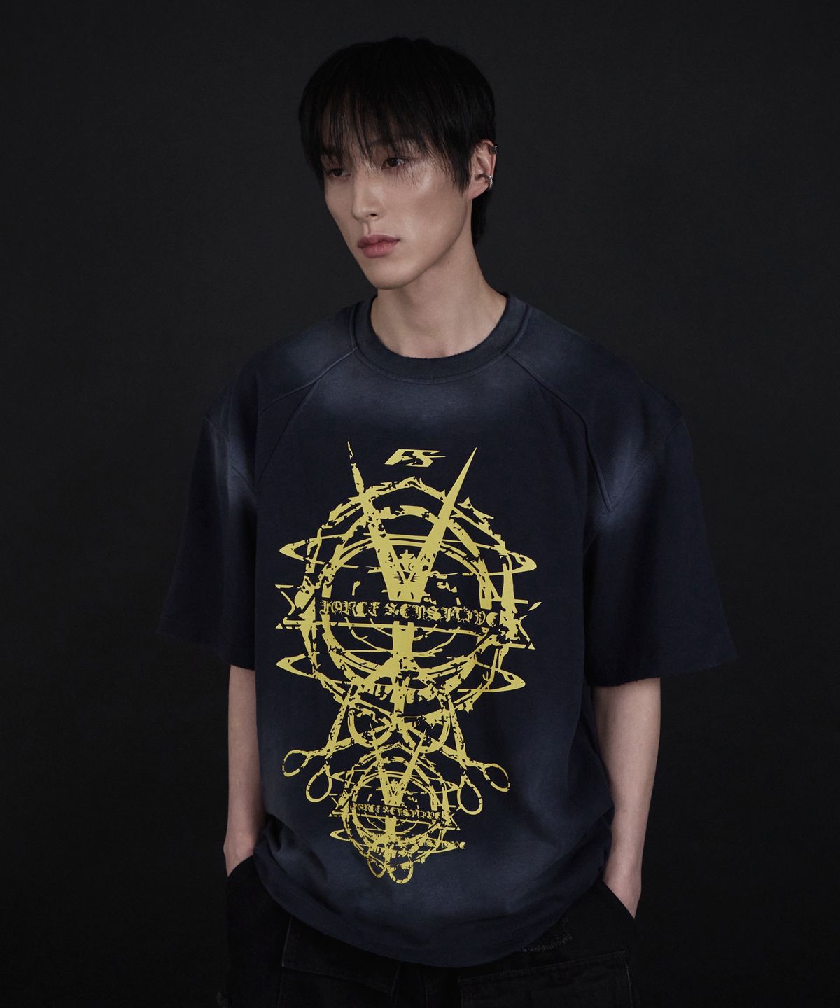 포스센스티브(FORCESENSITIVE) darkness scissors t-shirt (NA/YE)