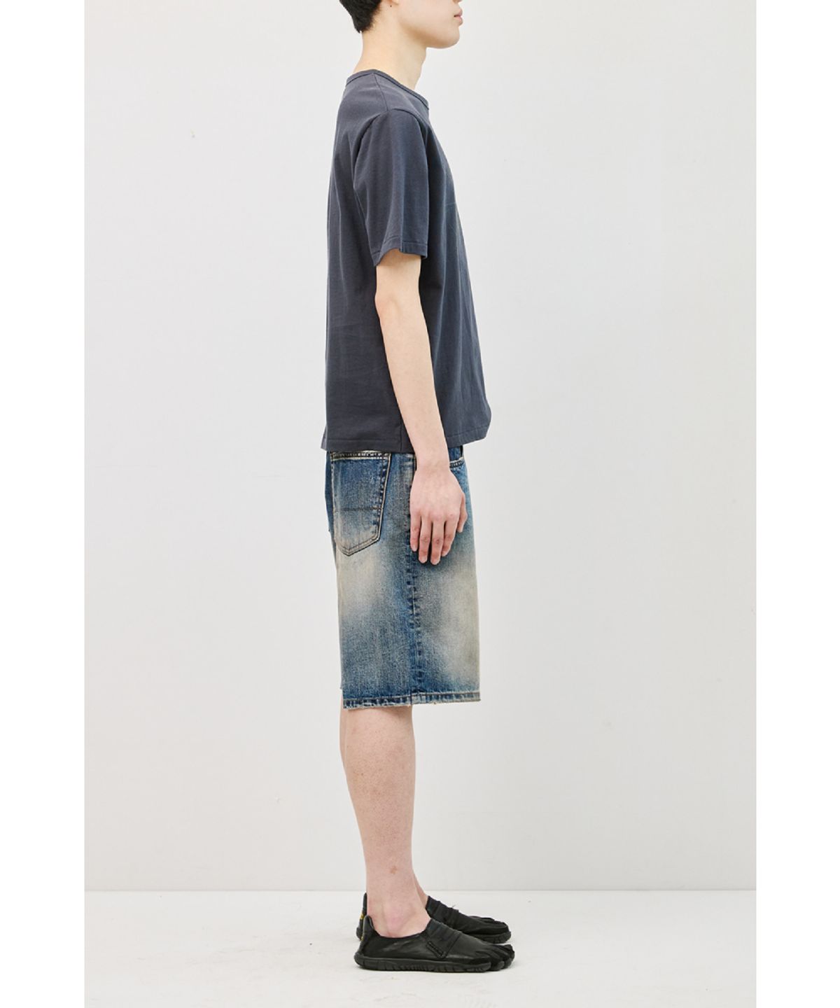 해칭룸(HATCHINGROOM) Abstract H Tee Blue Charcoal