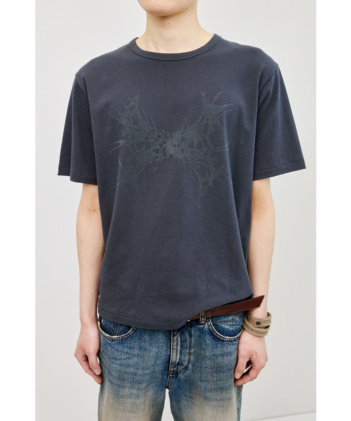 해칭룸(HATCHINGROOM) Abstract H Tee Blue Charcoal