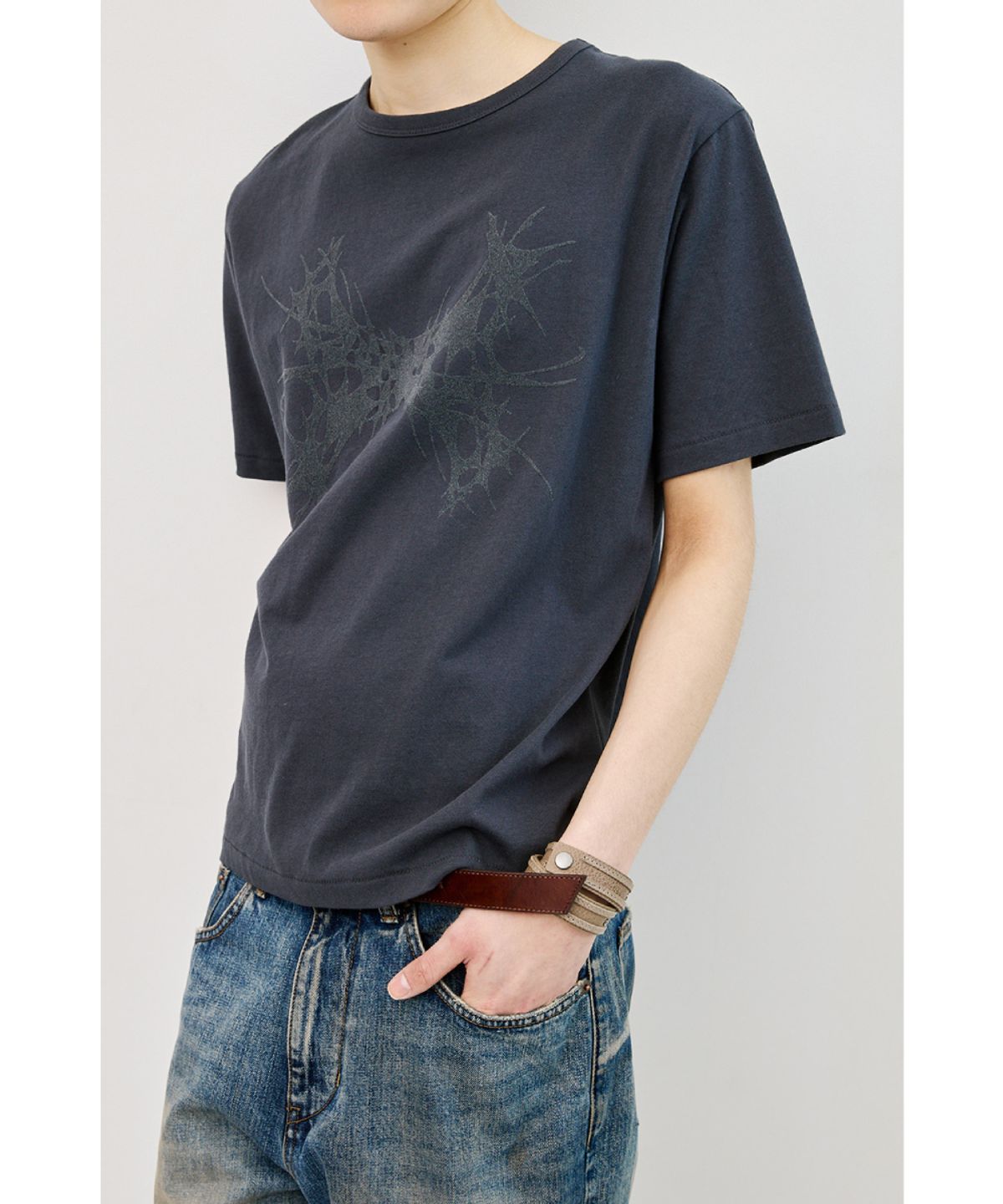 해칭룸(HATCHINGROOM) Abstract H Tee Blue Charcoal