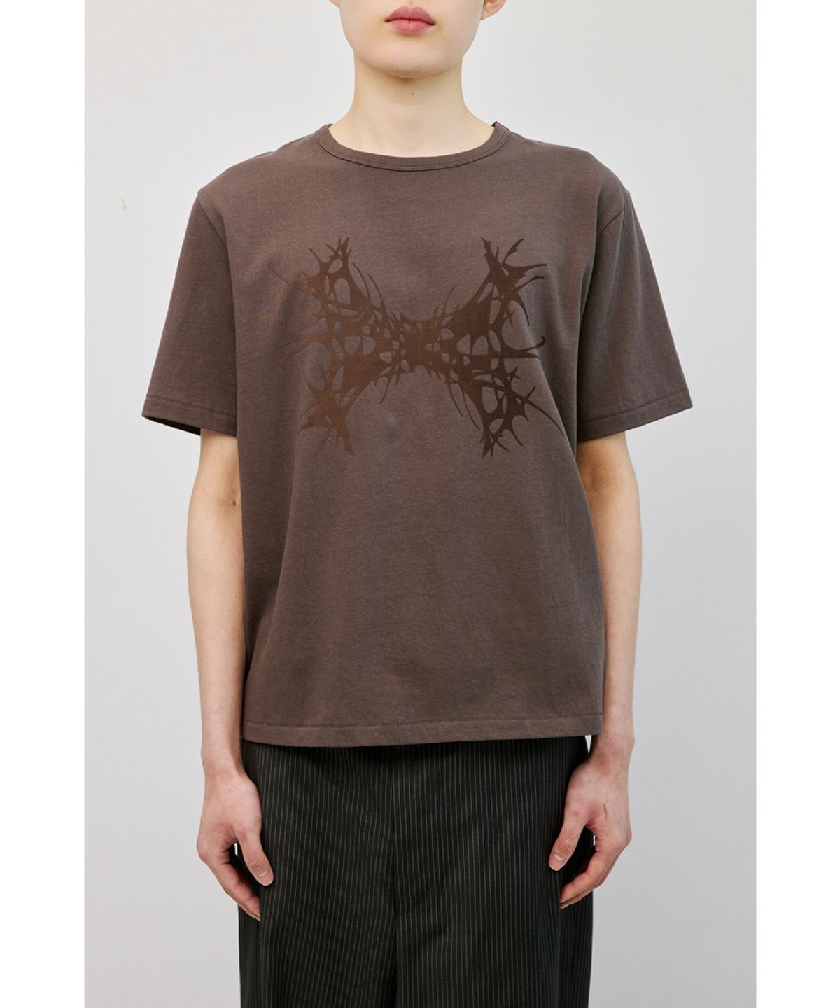 해칭룸(HATCHINGROOM) Abstract H Tee Mud Brown