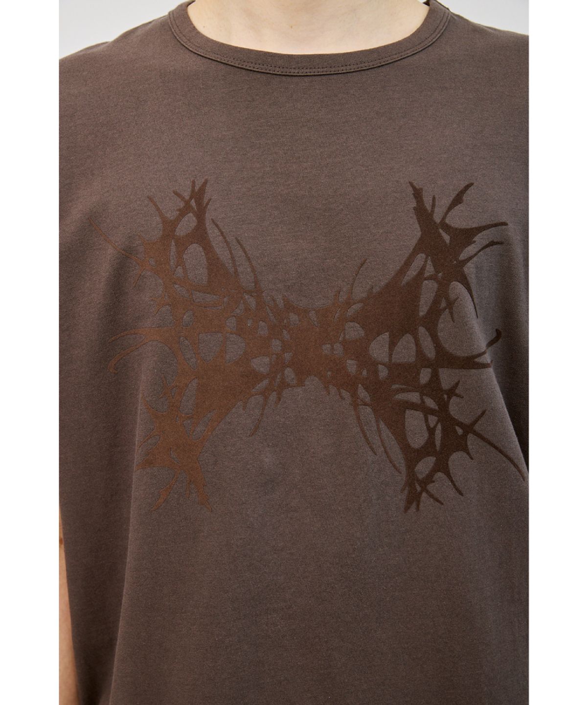 해칭룸(HATCHINGROOM) Abstract H Tee Mud Brown