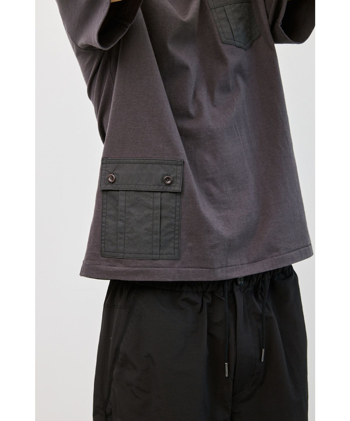 해칭룸(HATCHINGROOM) Multi Pocket Tee Charcoal