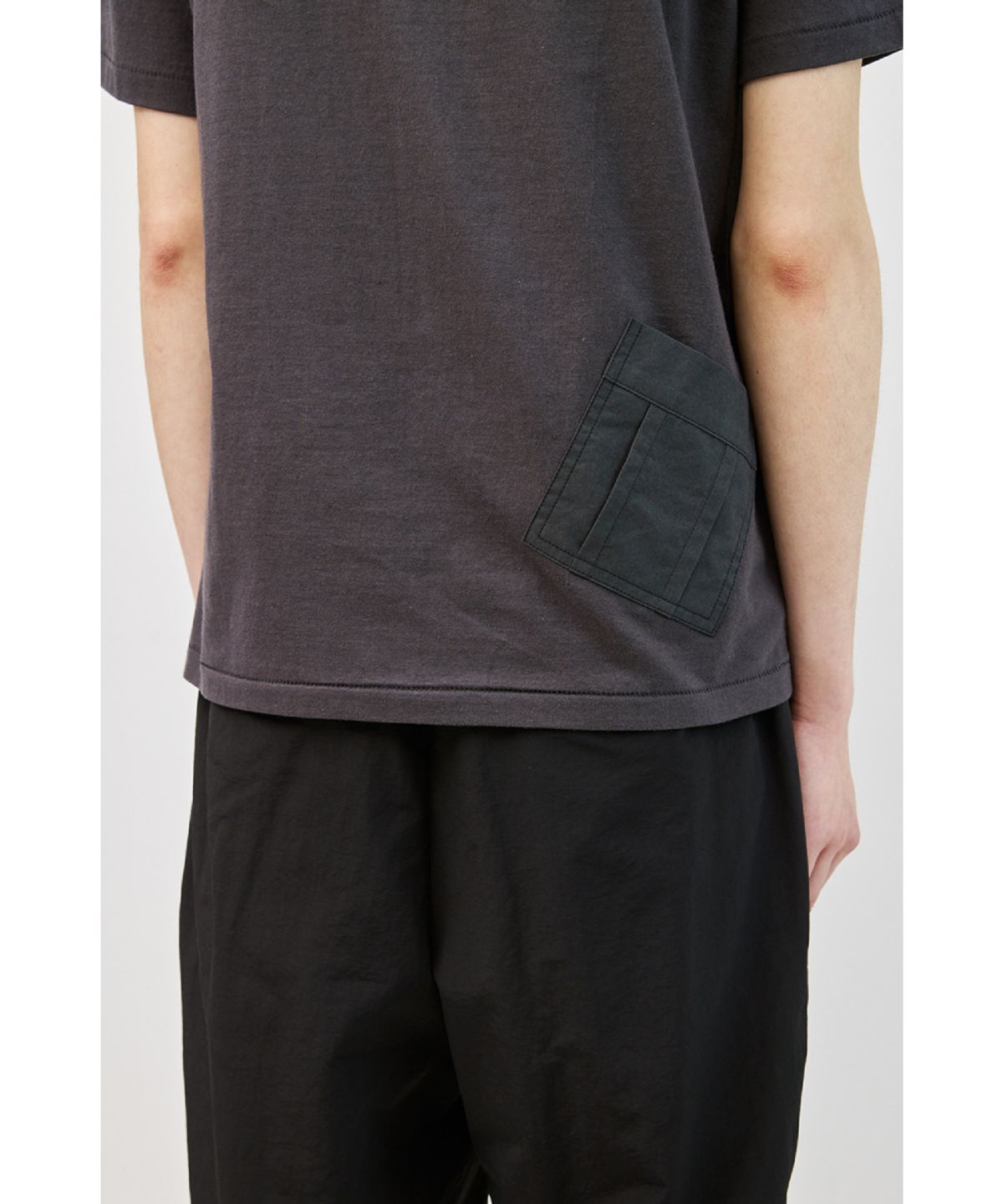 해칭룸(HATCHINGROOM) Multi Pocket Tee Charcoal