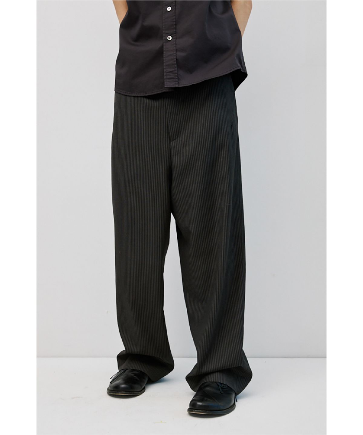 해칭룸(HATCHINGROOM) Contrast Trousers Stripe Dark Grey