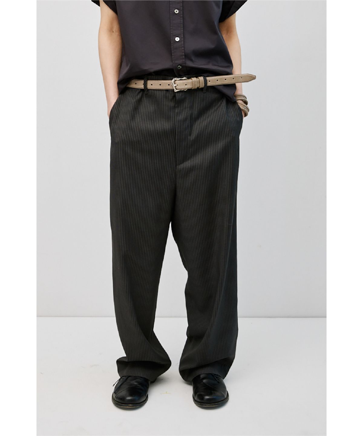 해칭룸(HATCHINGROOM) Contrast Trousers Stripe Dark Grey