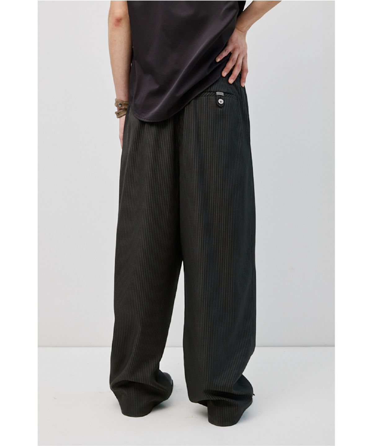 해칭룸(HATCHINGROOM) Contrast Trousers Stripe Dark Grey