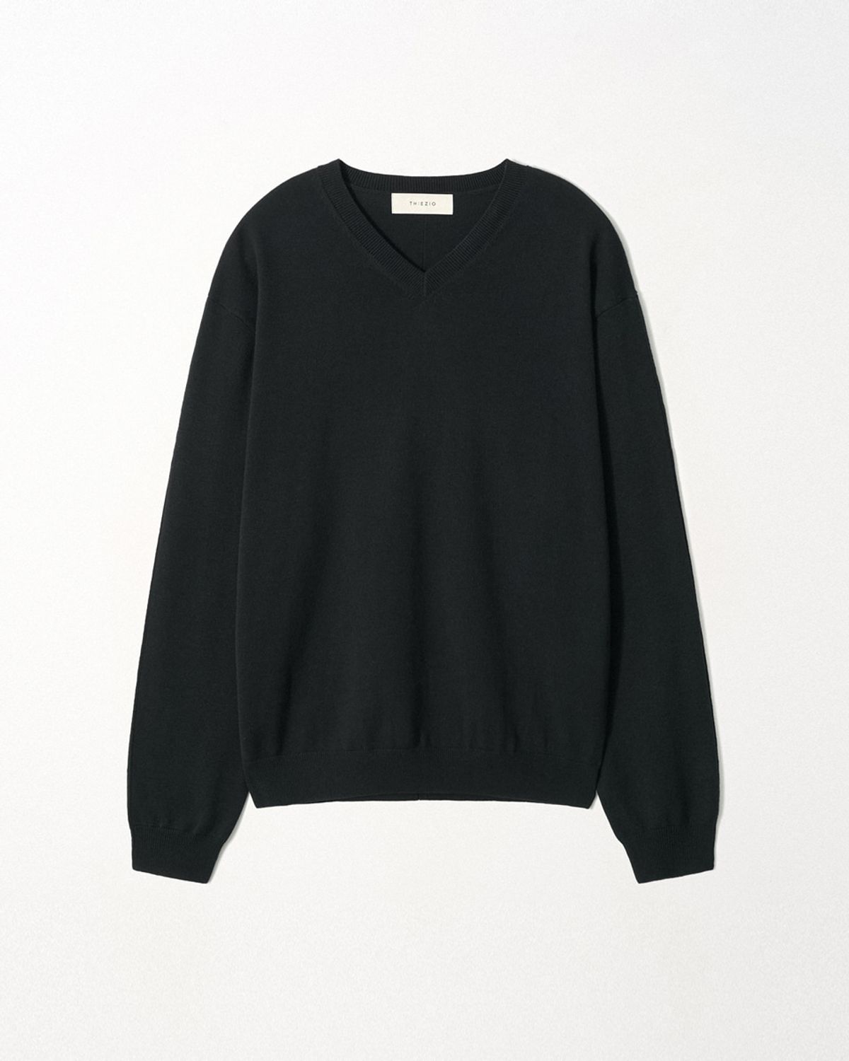 이지오(EZIO) Essential V-Neck Knit_Black