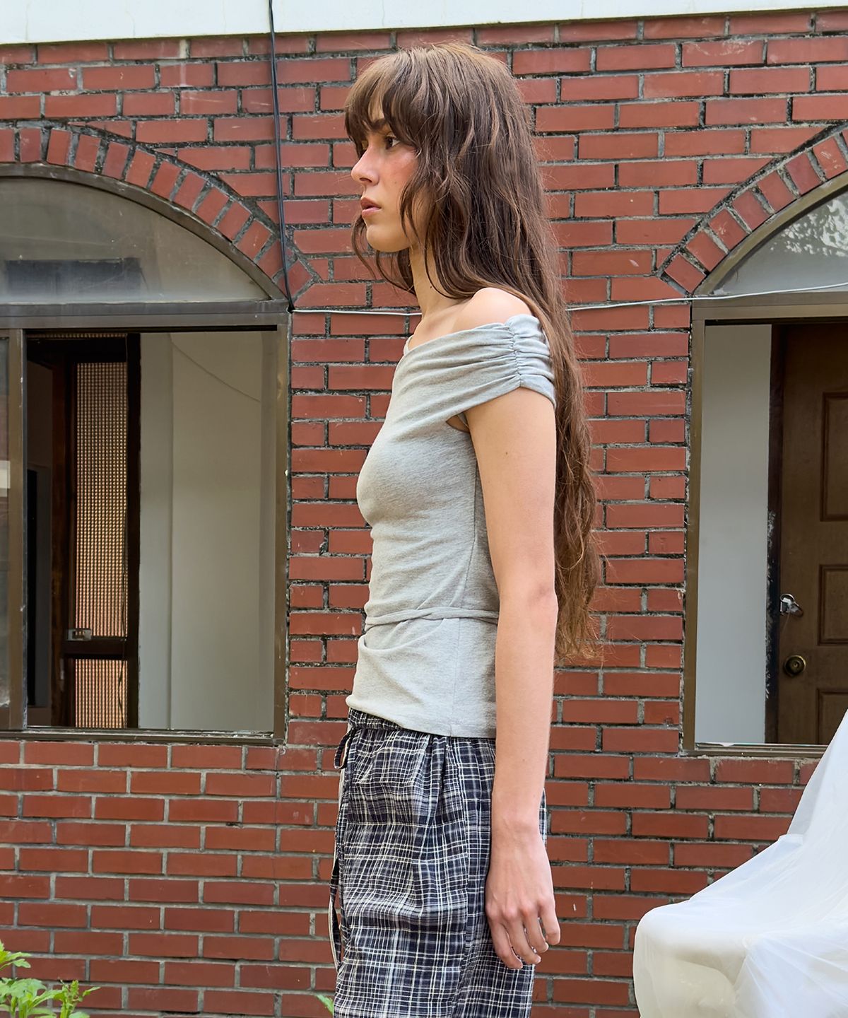 다이애그널(DIAGONAL) STRING OFF SHOULDER TOP (melange grey)