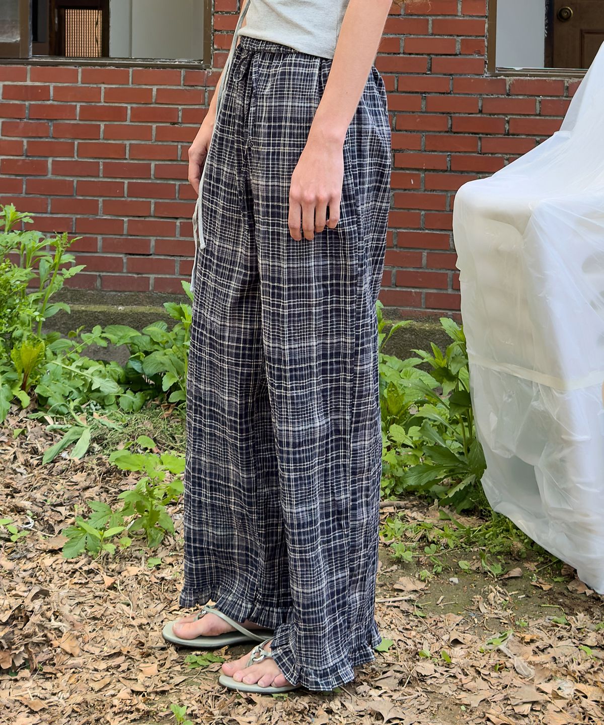 다이애그널(DIAGONAL) CHECK FRILL PANTS (navy)