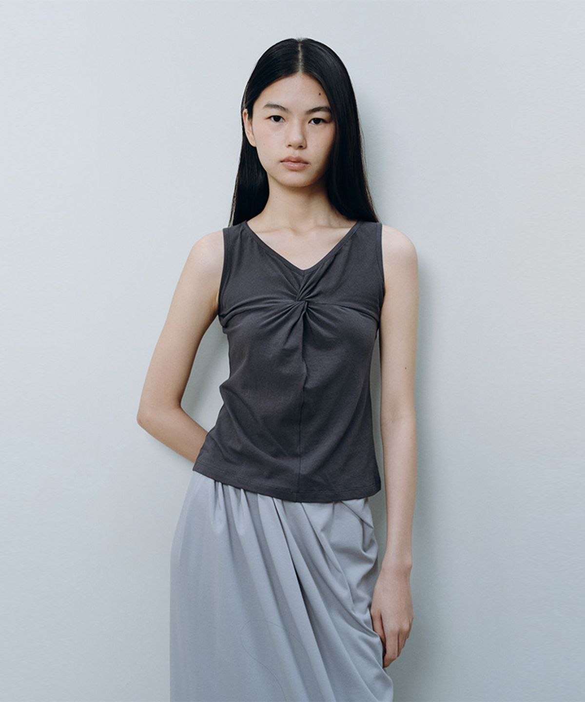 카셀(CACELE) SOFT TWIST SLEEVELESS, CHARCOAL