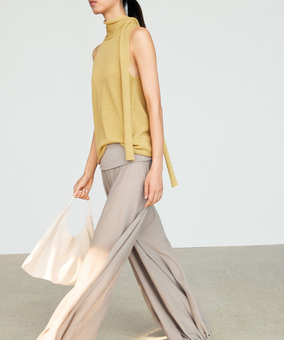 마시모두띠(MASSIMO DUTTI) 린넨 블렌드 홀터넥 타이 탑
