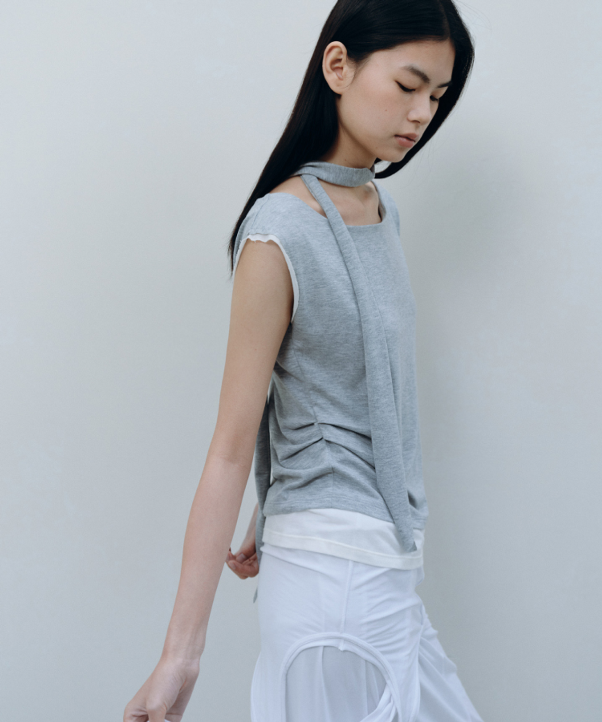 카셀(CACELE) LAYERED NECK STRAP T-SHIRT, MELANGE GRAY
