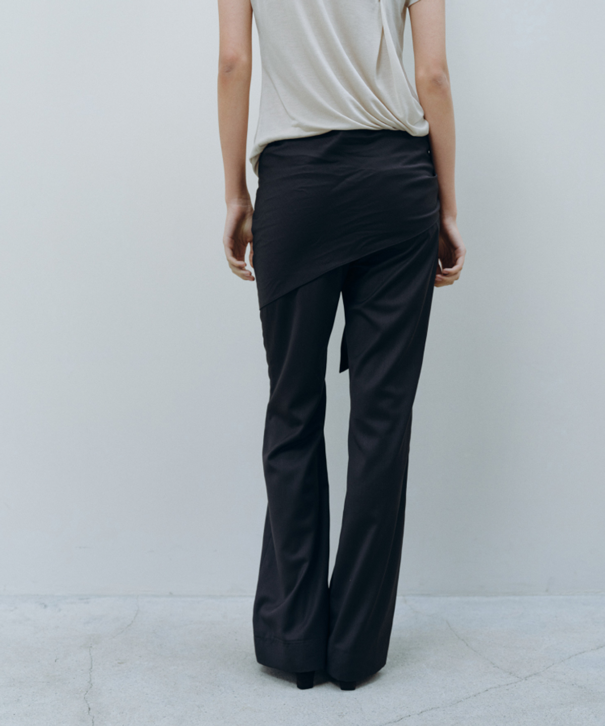 카셀(CACELE) LOW-RISE BOOTS CUT LAP PANTS, CHARCOAL