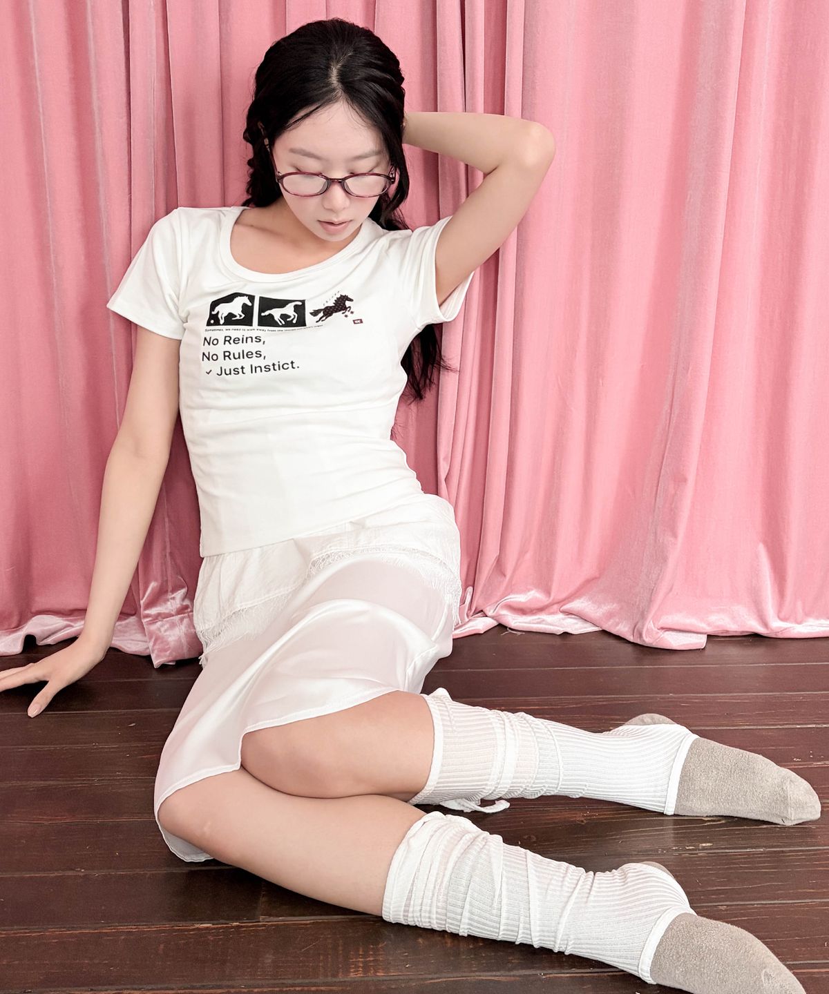 칙스(CHICKS) 녕이X칙스 노 레인즈 도트 홀스 슬림 반팔 티셔츠 화이트