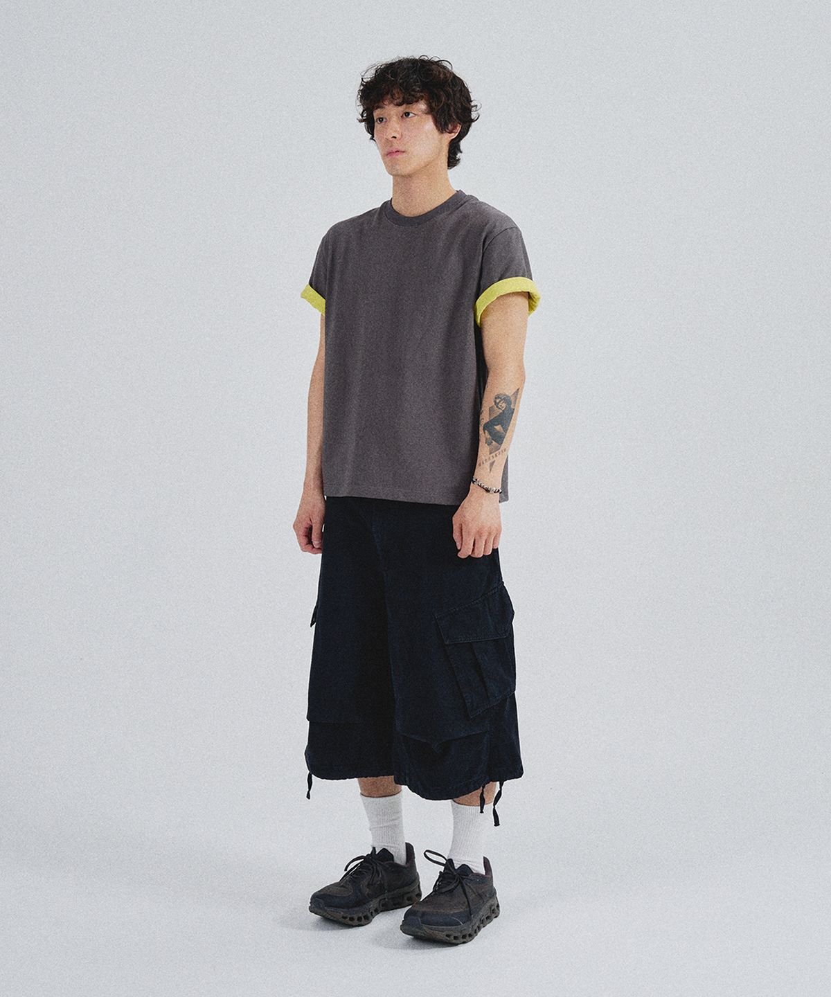 슬로우애시드(SLOWACID) SA REFINED FLIP-CUFF SEMI-CROP TEE [CHARCOAL]