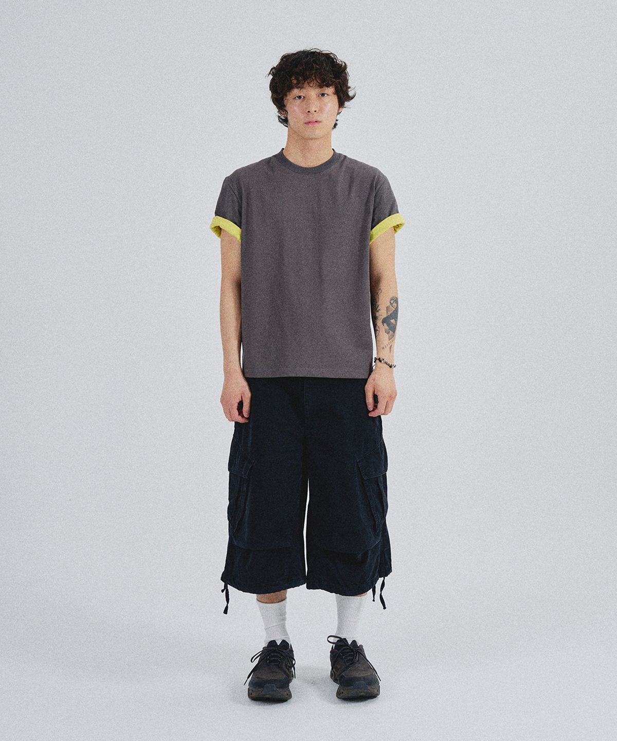 슬로우애시드(SLOWACID) SA REFINED FLIP-CUFF SEMI-CROP TEE [CHARCOAL]