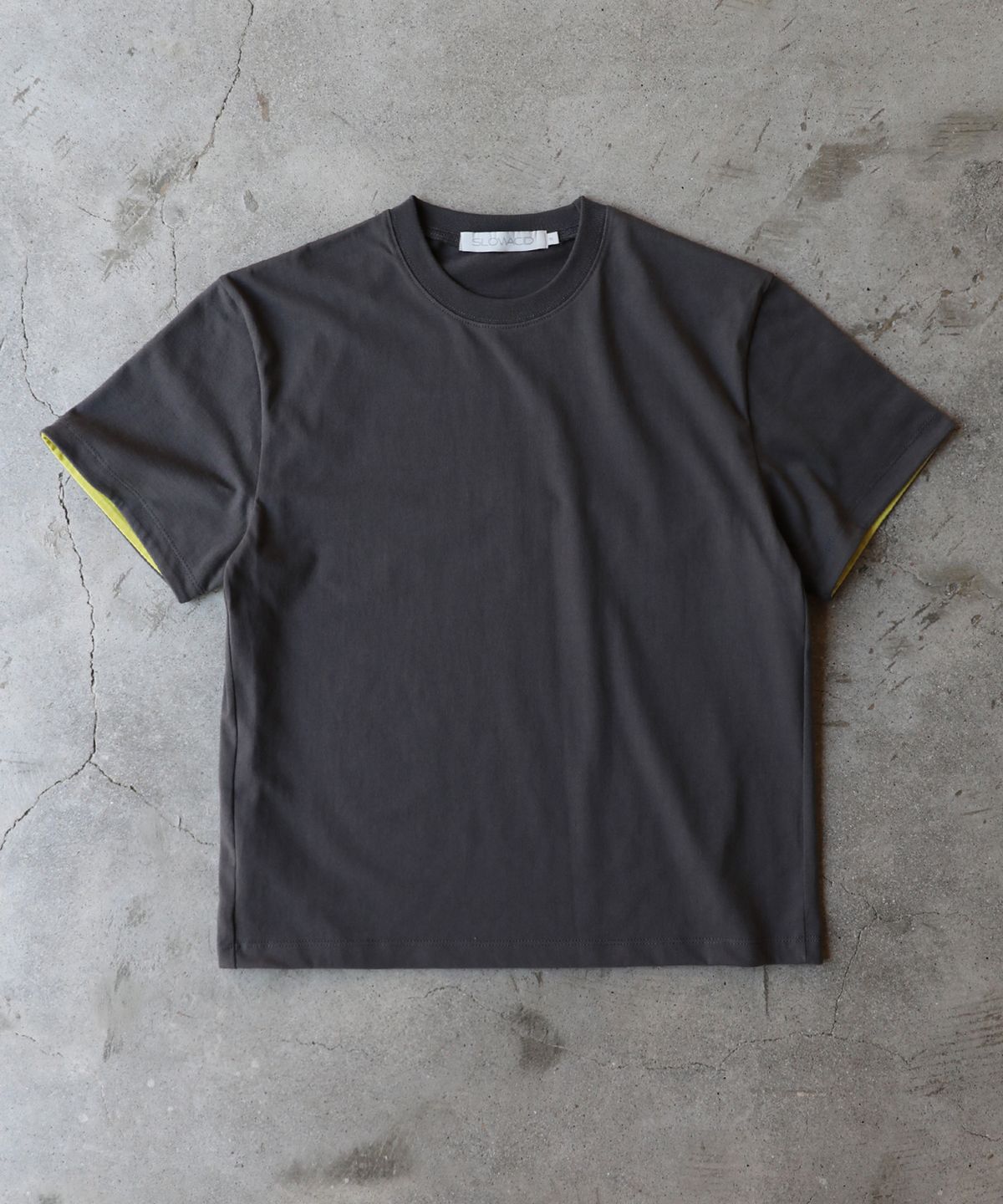 슬로우애시드(SLOWACID) SA REFINED FLIP-CUFF SEMI-CROP TEE [CHARCOAL]