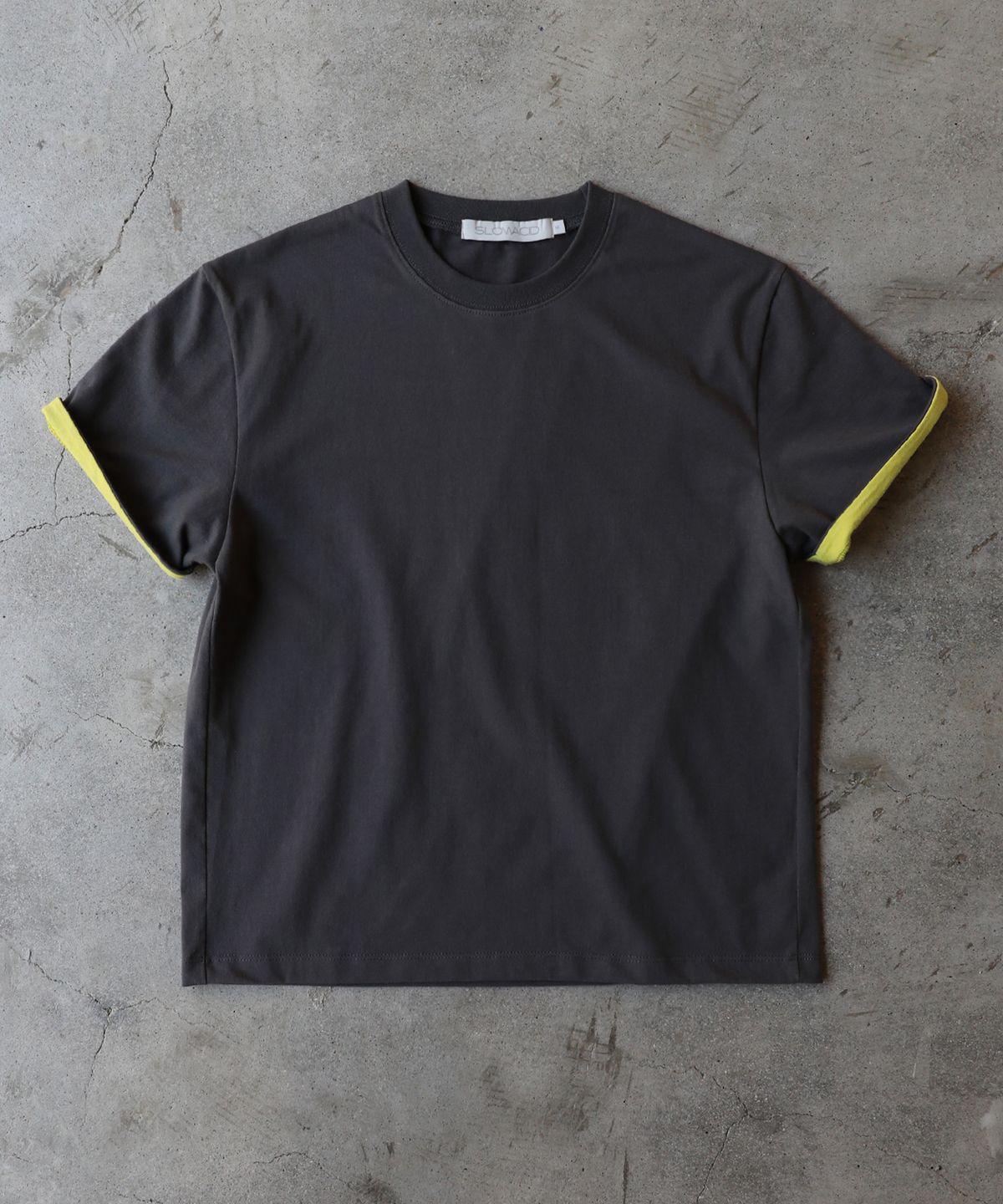 슬로우애시드(SLOWACID) SA REFINED FLIP-CUFF SEMI-CROP TEE [CHARCOAL]