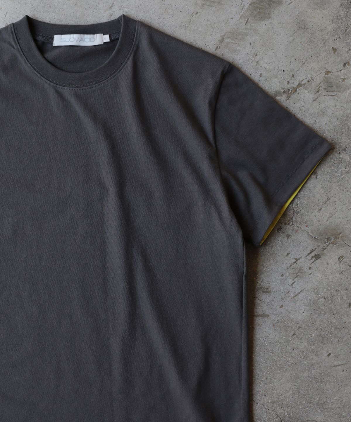 슬로우애시드(SLOWACID) SA REFINED FLIP-CUFF SEMI-CROP TEE [CHARCOAL]
