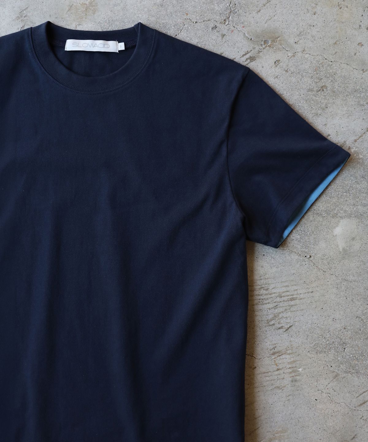 슬로우애시드(SLOWACID) SA REFINED FLIP-CUFF SEMI-CROP TEE [NAVY]