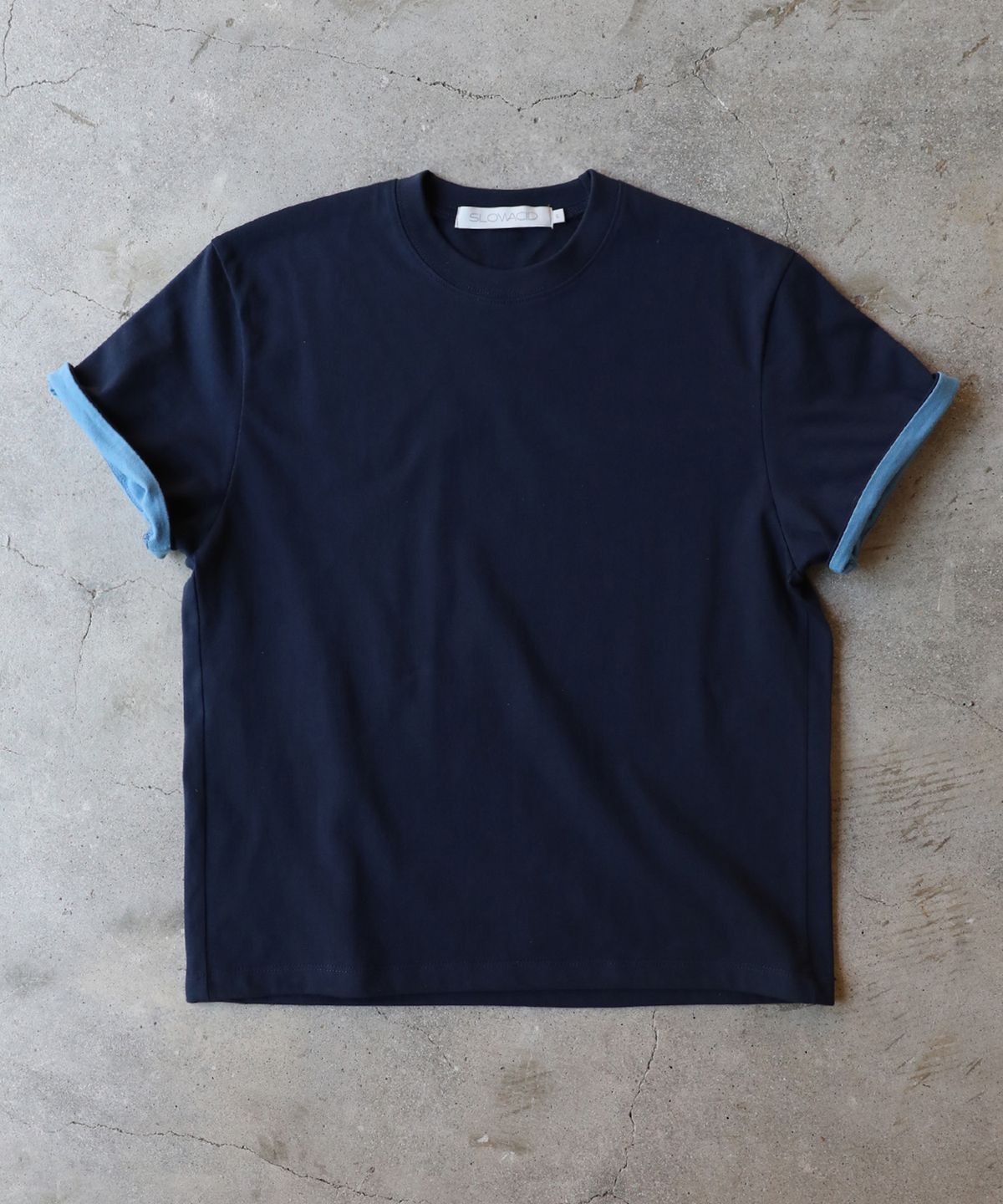 슬로우애시드(SLOWACID) SA REFINED FLIP-CUFF SEMI-CROP TEE [NAVY]
