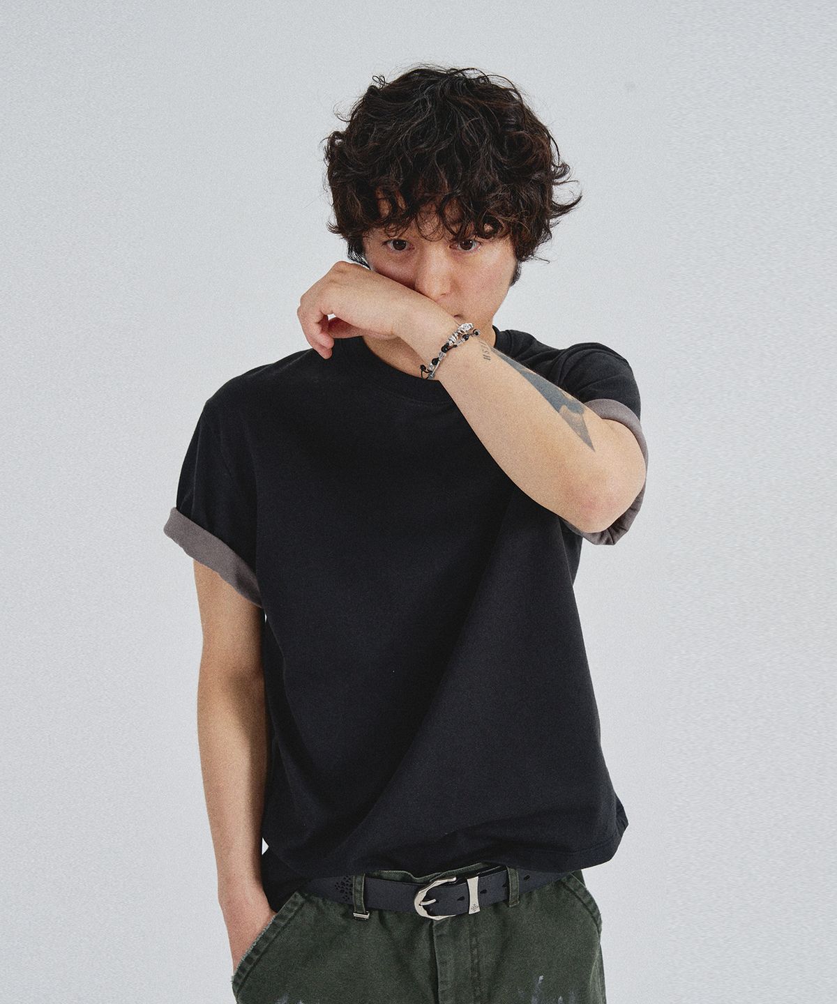 슬로우애시드(SLOWACID) SA REFINED FLIP-CUFF SEMI-CROP TEE [BLACK]