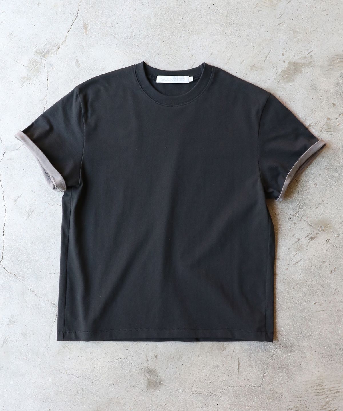 슬로우애시드(SLOWACID) SA REFINED FLIP-CUFF SEMI-CROP TEE [BLACK]