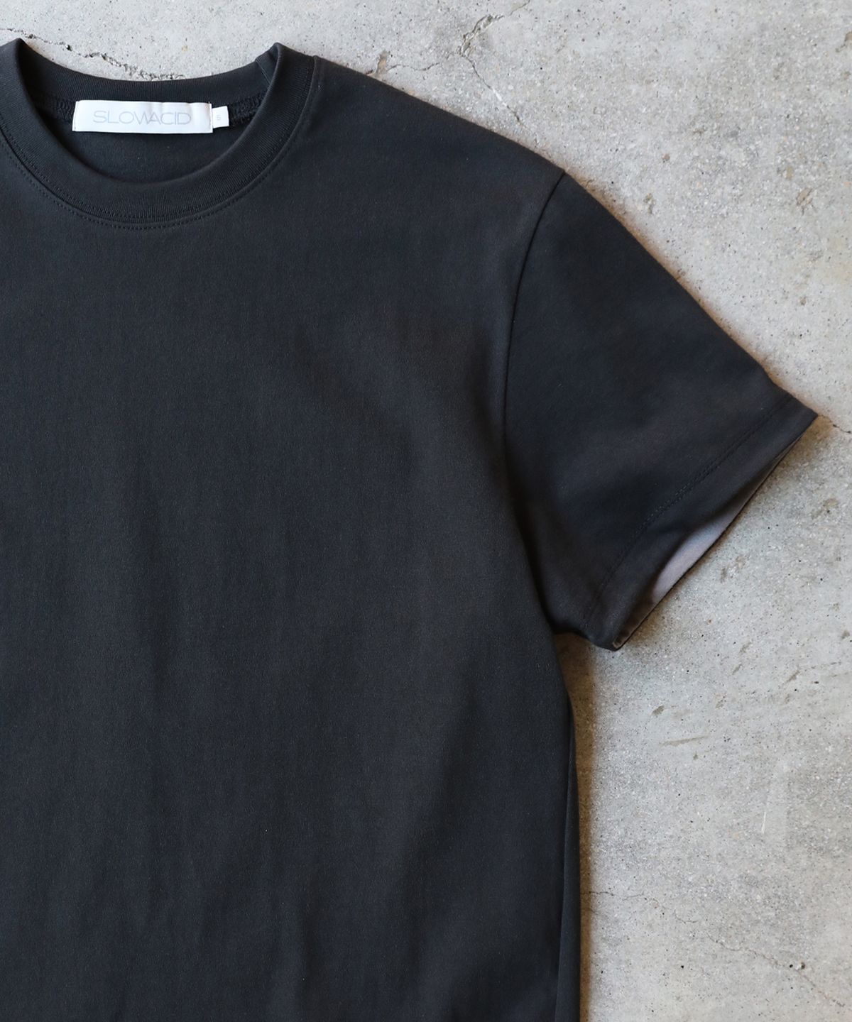 슬로우애시드(SLOWACID) SA REFINED FLIP-CUFF SEMI-CROP TEE [BLACK]
