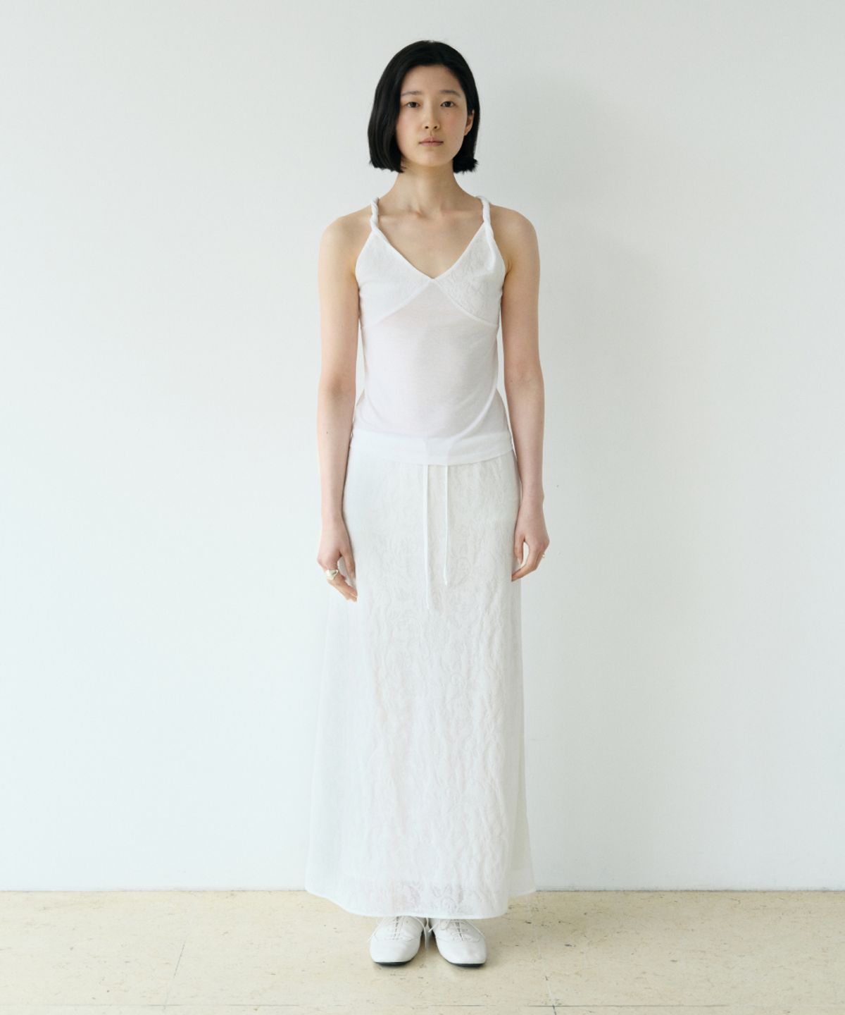 로우타이드(LOW TIDE) FLORAL TWIST SLEEVELESS TOP [WHITE]