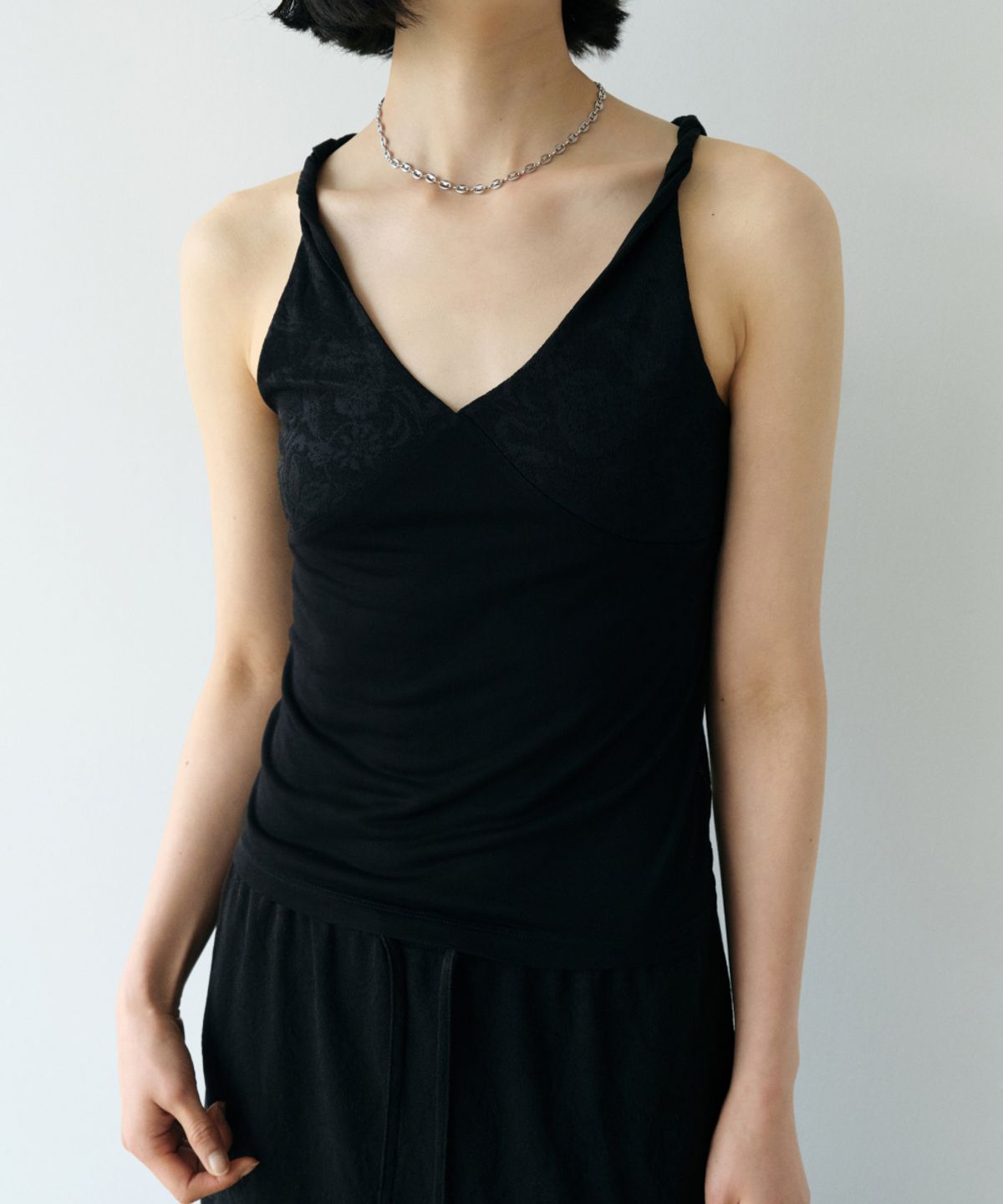 로우타이드(LOW TIDE) FLORAL TWIST SLEEVELESS TOP [BLACK]
