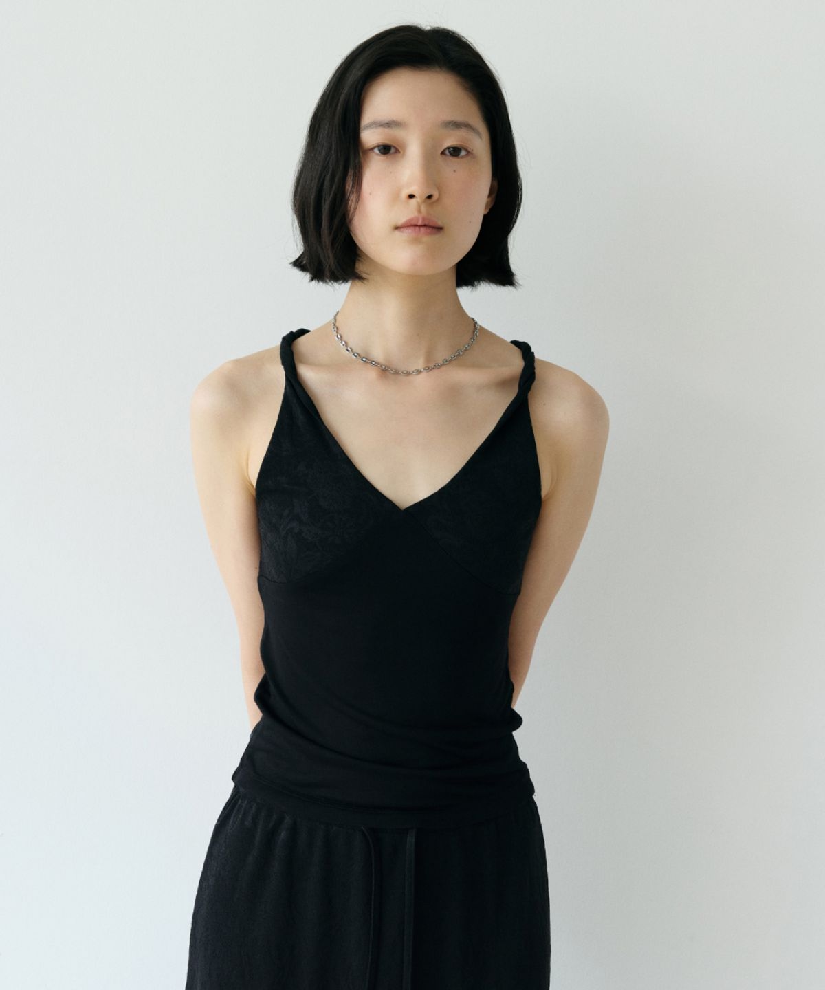 로우타이드(LOW TIDE) FLORAL TWIST SLEEVELESS TOP [BLACK]