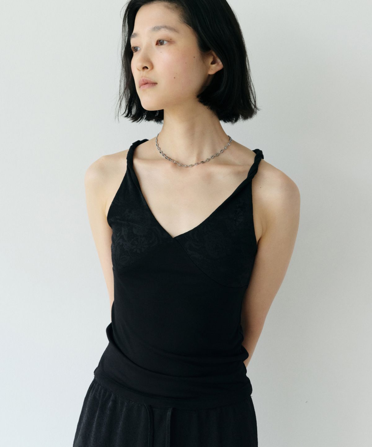 로우타이드(LOW TIDE) FLORAL TWIST SLEEVELESS TOP [BLACK]