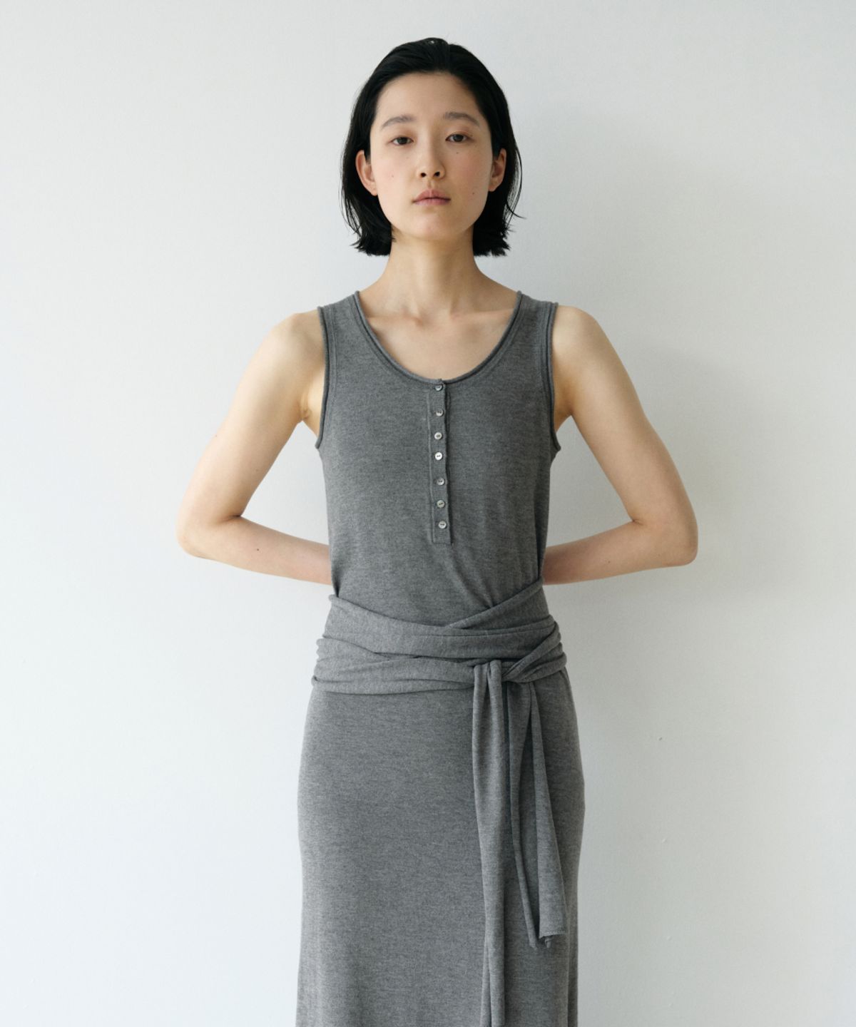 로우타이드(LOW TIDE) HENLEY NECK WRAP KNIT DRESS [GREY]
