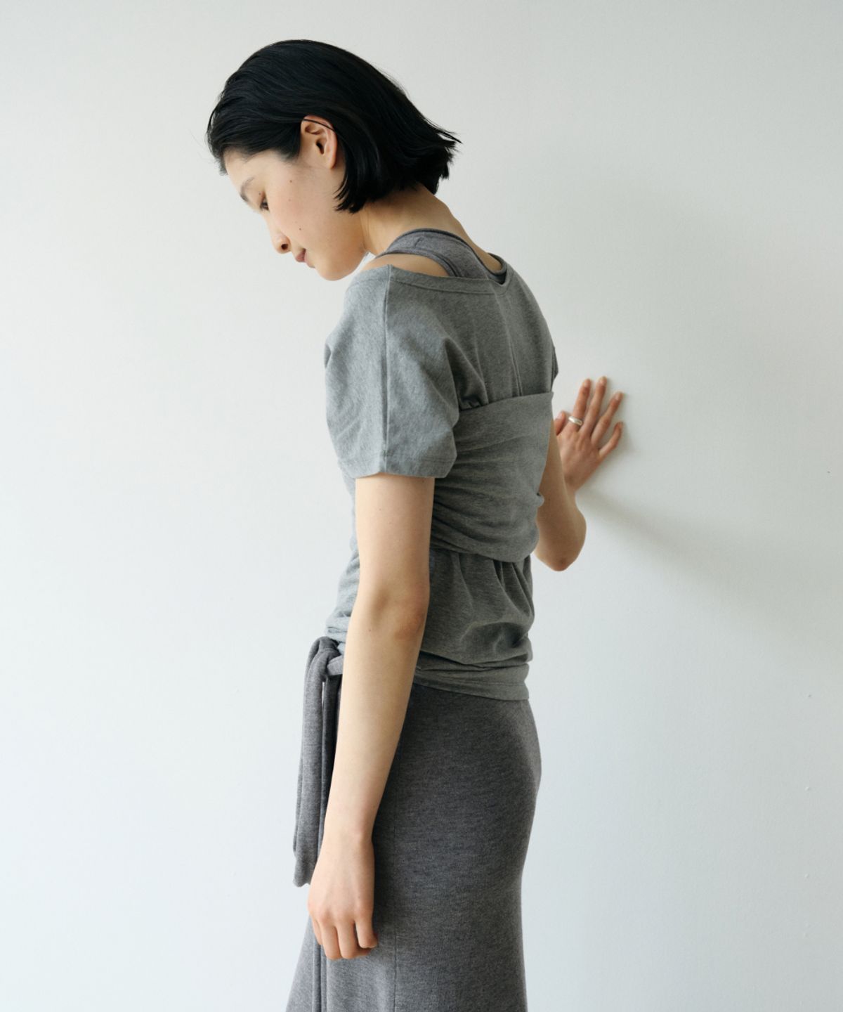 로우타이드(LOW TIDE) HENLEY NECK WRAP KNIT DRESS [GREY]