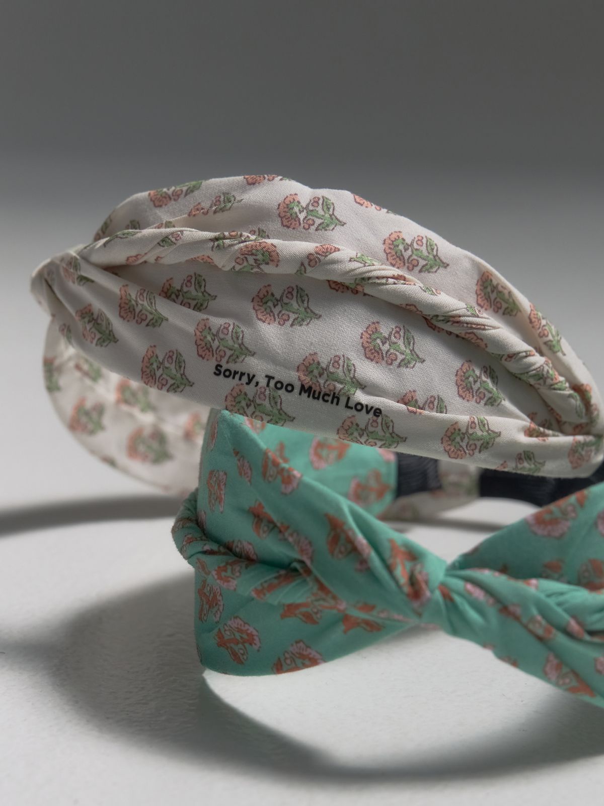 쏘리, 투 머치 러브(SORRY, TOO MUCH LOVE) Twisted Garden Breeze Hairband_White