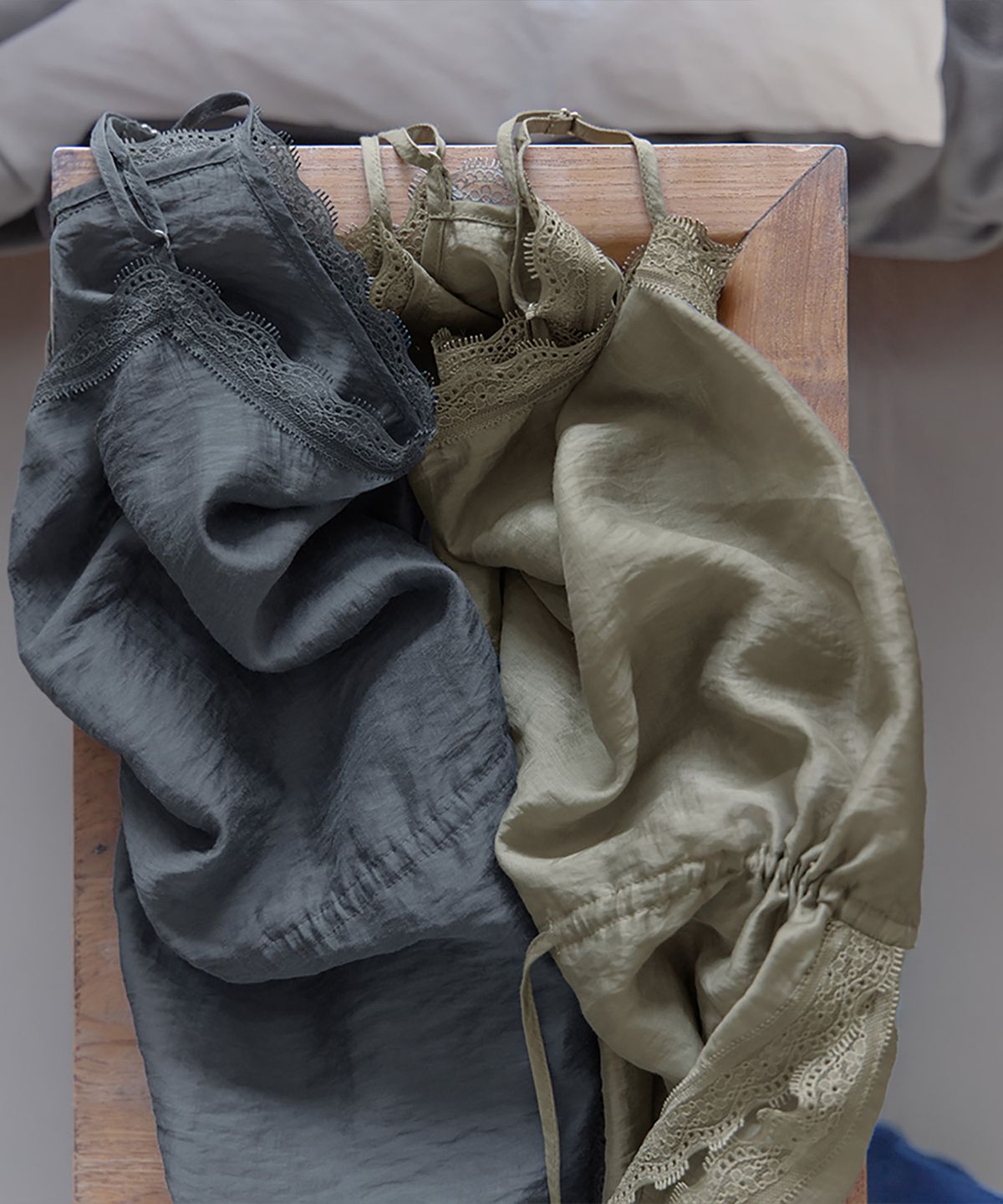 런던다다(LONDONDADA) Airy Sheer Lace Sleeveless Top, GREY