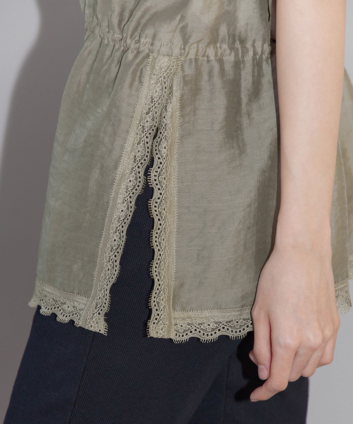 런던다다(LONDONDADA) Airy Sheer Lace Sleeveless Top, KHAKI