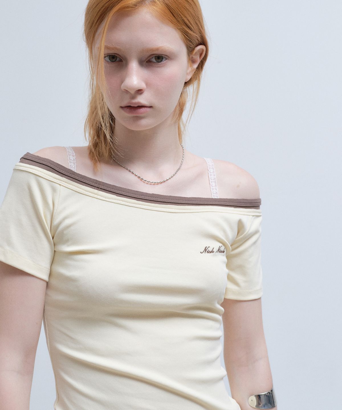 닉앤니콜(NICK&NICOLE) OFF-SHOULDER FRILL HALF TOP_CREAM