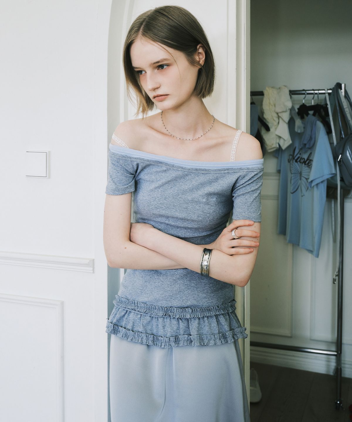 닉앤니콜(NICK&NICOLE) OFF-SHOULDER FRILL HALF TOP_GRAY