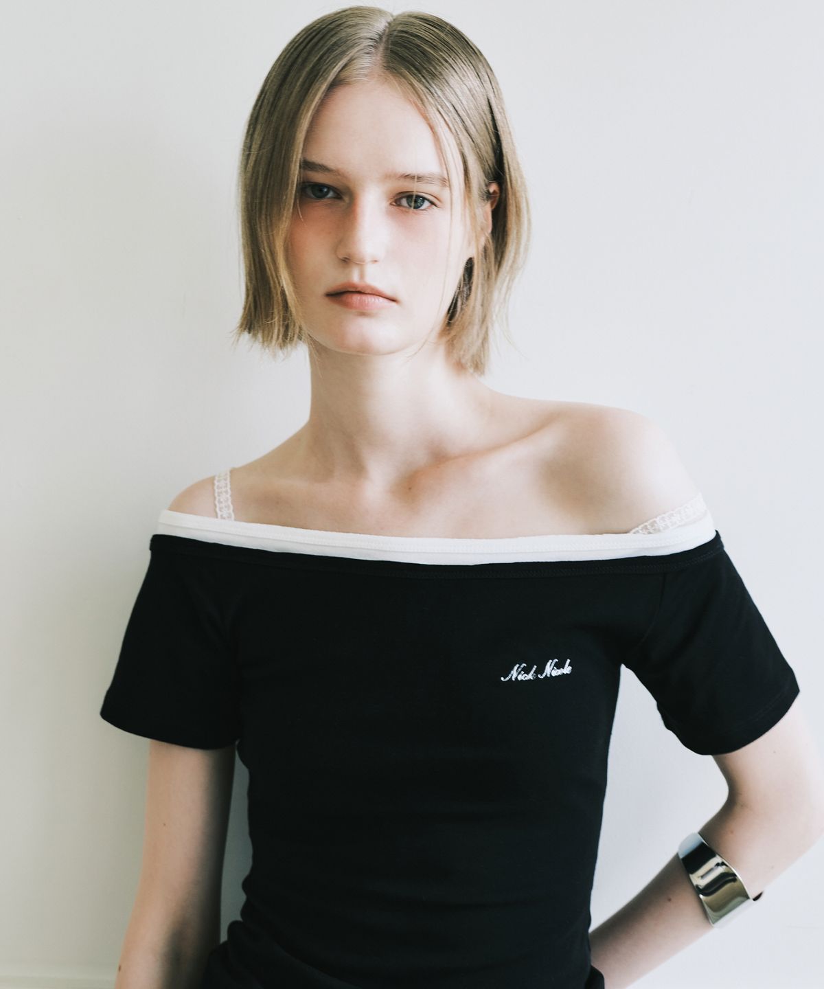 닉앤니콜(NICK&NICOLE) OFF-SHOULDER FRILL HALF TOP_BLACK