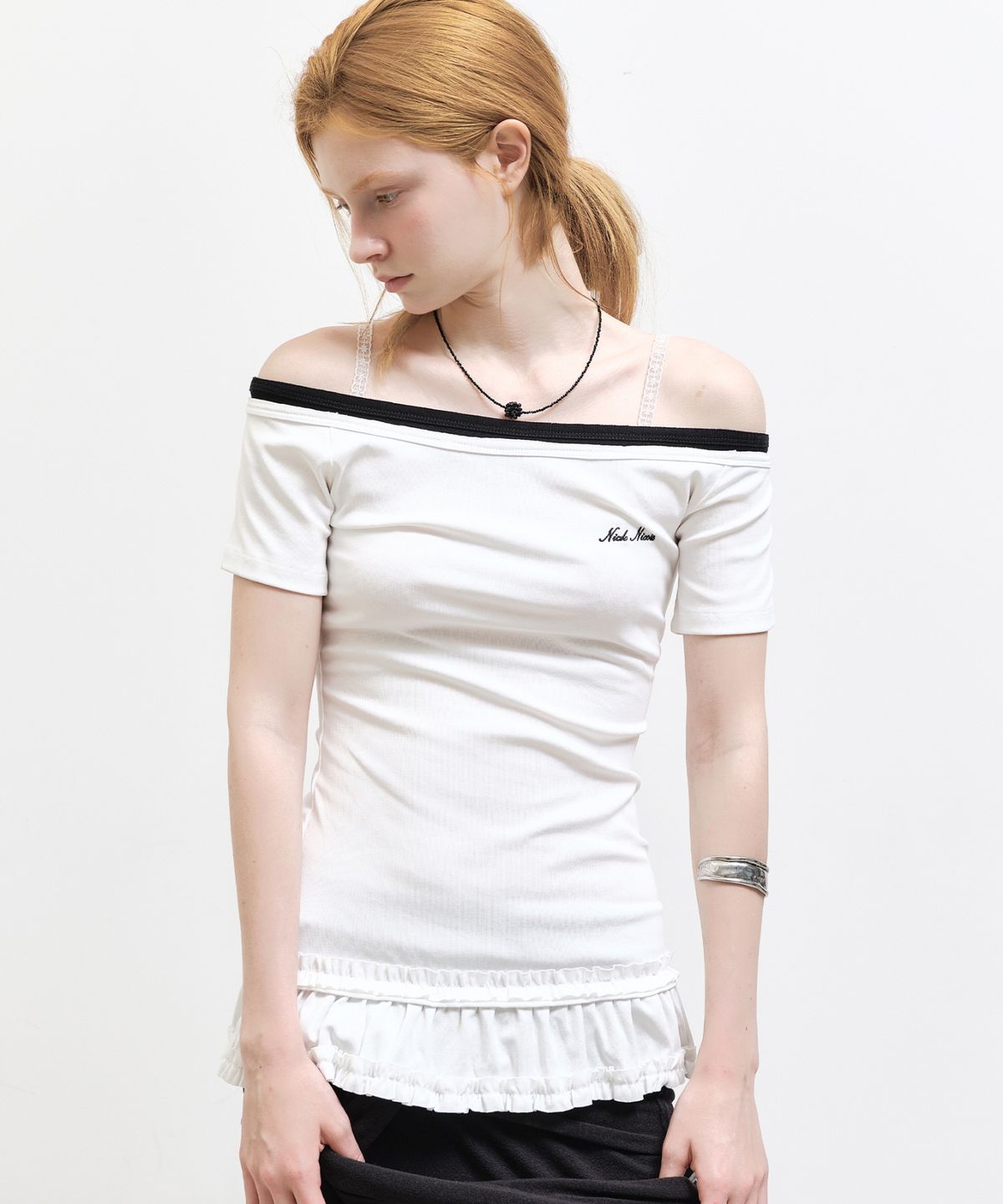 닉앤니콜(NICK&NICOLE) OFF-SHOULDER FRILL HALF TOP_WHITE
