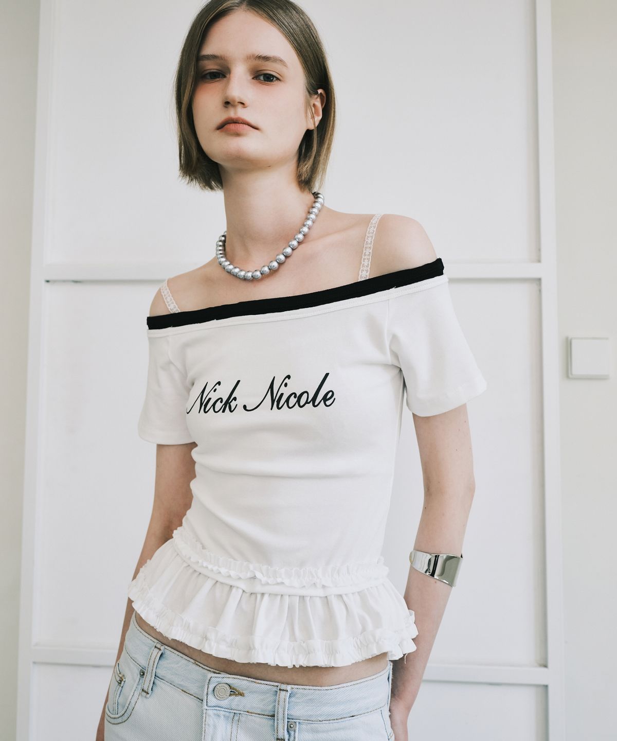 닉앤니콜(NICK&NICOLE) OFF-SHOULDER FRILL CROP TOP_WHITE