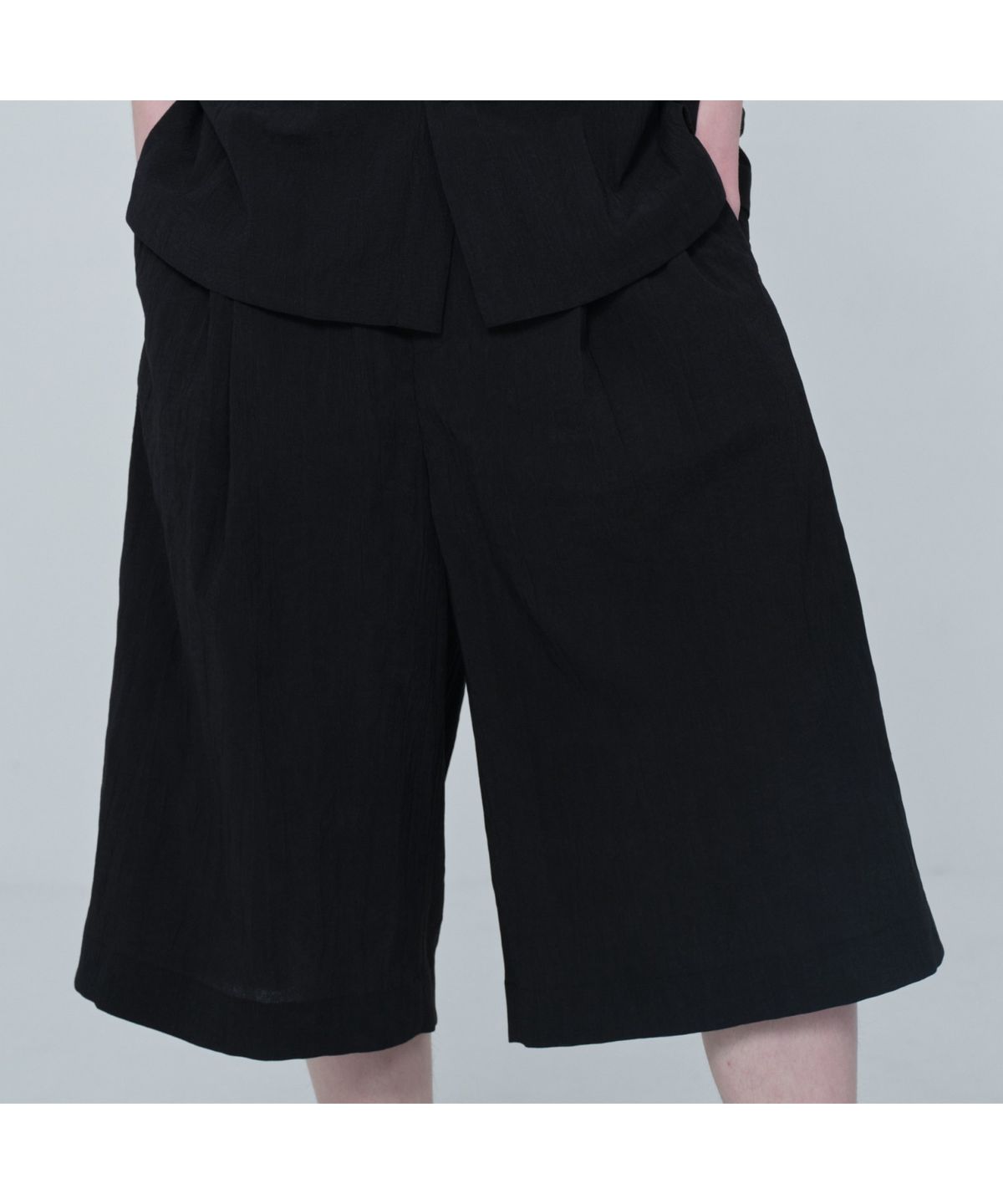 커스텀멜로우(CUSTOMELLOW) [Online Only] Black Crinkled Bermuda Shorts CQPAM26411BKX