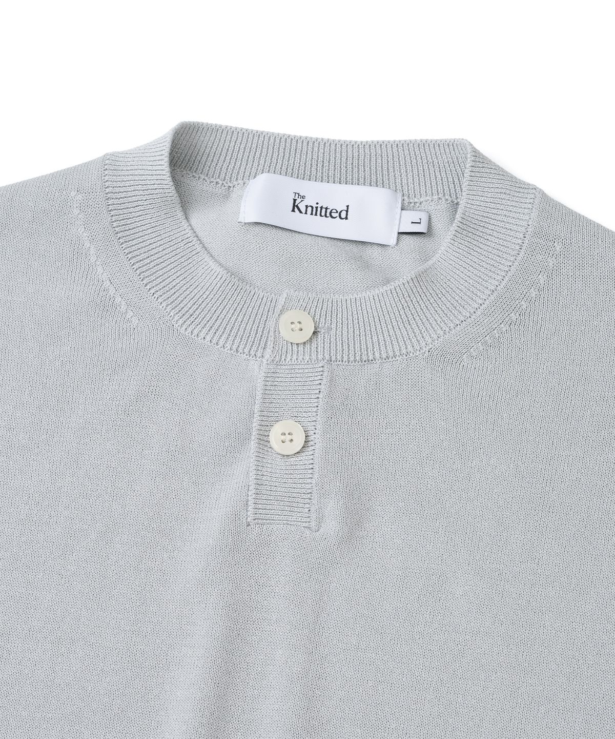 니티드(KNITTED) 쉘론 냉감 싱글 크롭 헨리넥 니트 LIGTH GREY