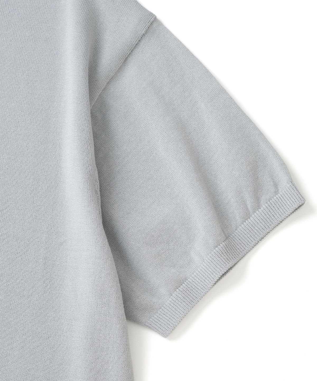 니티드(KNITTED) 쉘론 냉감 싱글 크롭 헨리넥 니트 LIGTH GREY