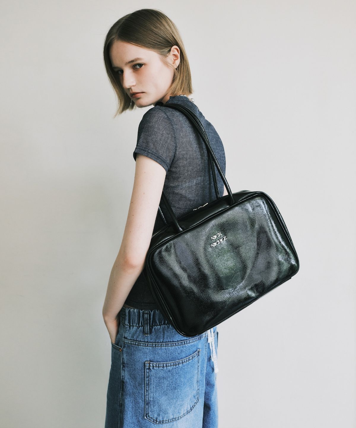 닉앤니콜(NICK&NICOLE) NICOLE LOGO MINIMAL SQUARE BAG_BLACK