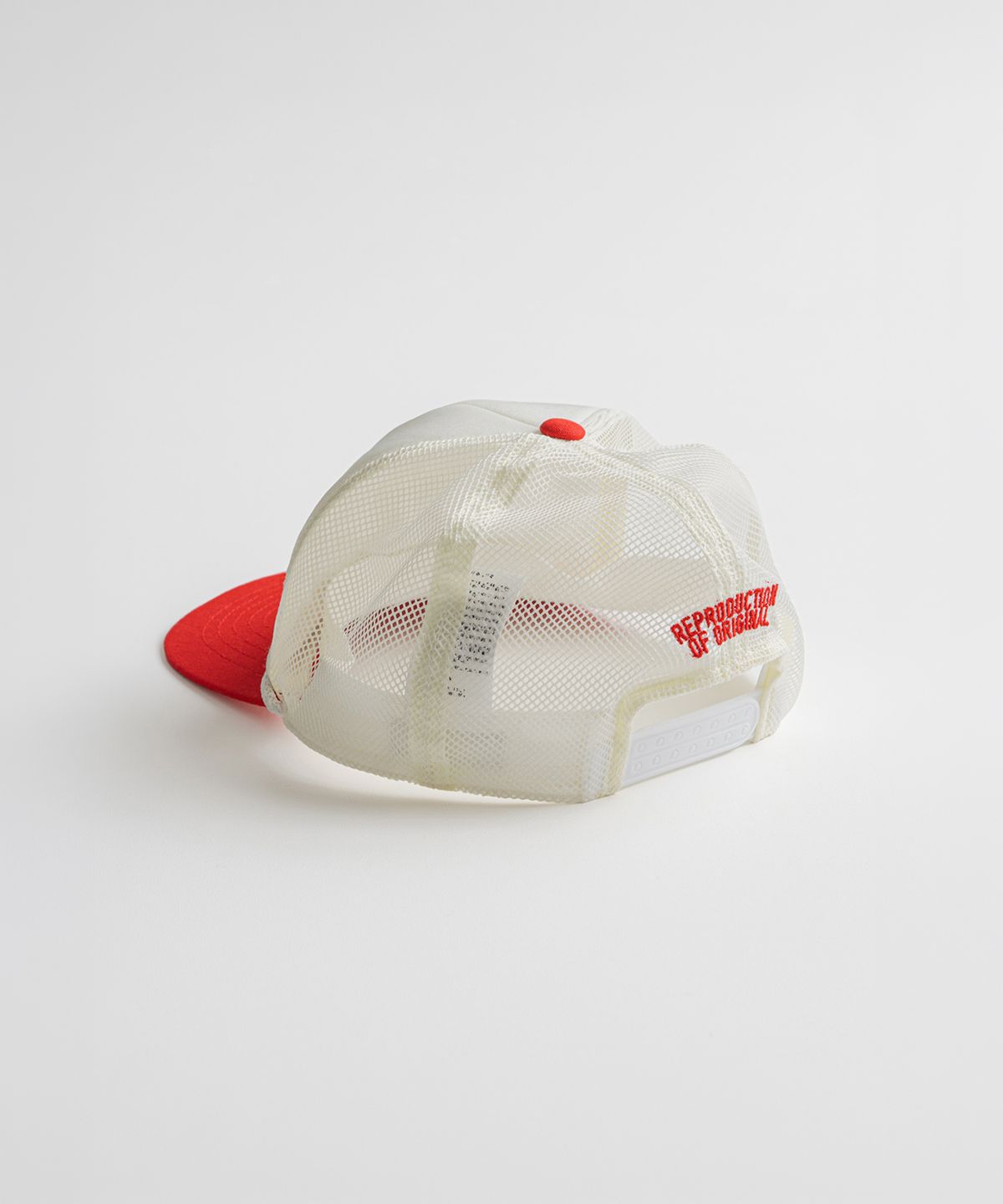 비헤비어(BEHEAVYER) [x PEANUTS] SNOOPY & HIS SIBLINGS ROPE TRUCKER CAP oatmeal/red